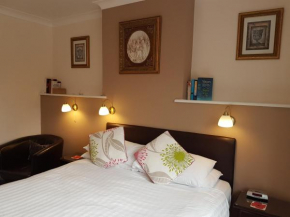 Penryn Guest House, ensuite rooms, free parking and free wifi